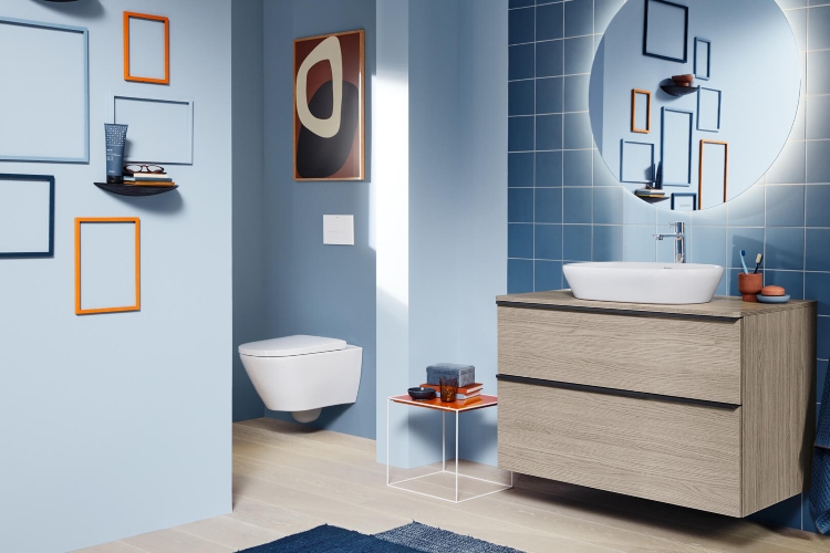 Moderno kupatilo sa plavim elementima čistih linija